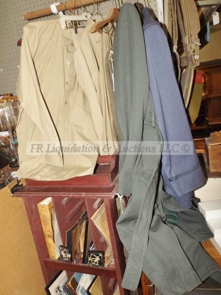 lot 555 image: Military clothing
