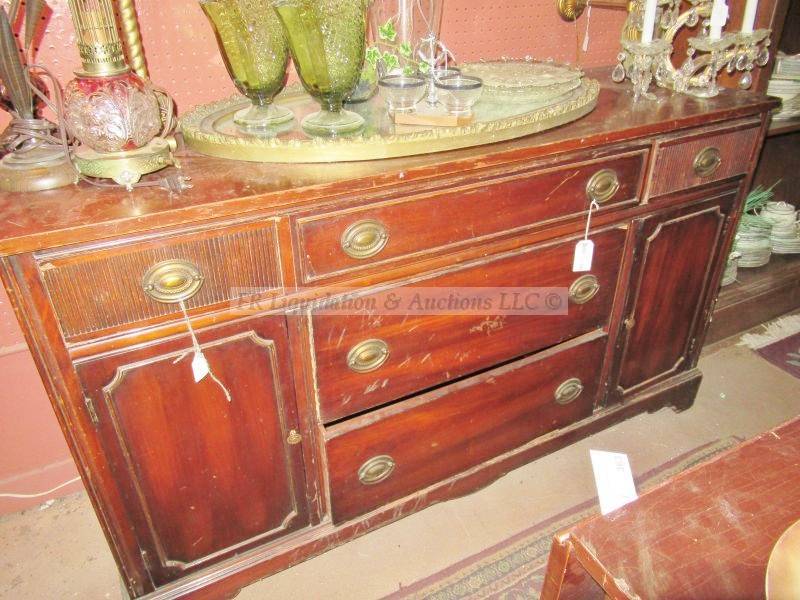 lot 390 image: Federal style buffet with reeded drawer fronts