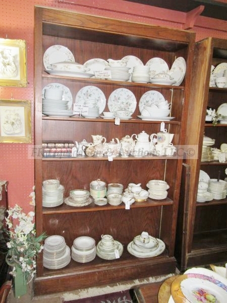 lot 366 image: 5 shelf wood display cabinet