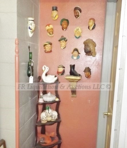 lot 575 image: Vintage Bossons heads and more