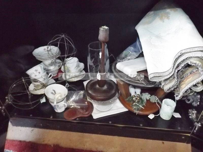 lot 871 image: Various vintage collectables