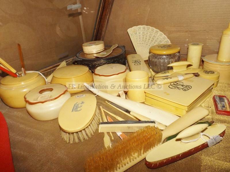 lot 417 image: Mid century Bakelite & Celluloid items