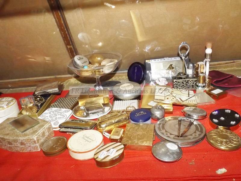 lot 419 image: Vintage make up compacts
