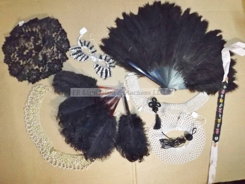 lot 423 image: 1940s Ostrich feather fans and fashion collars