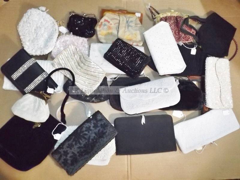 lot 425 image: Collection of clutch purses