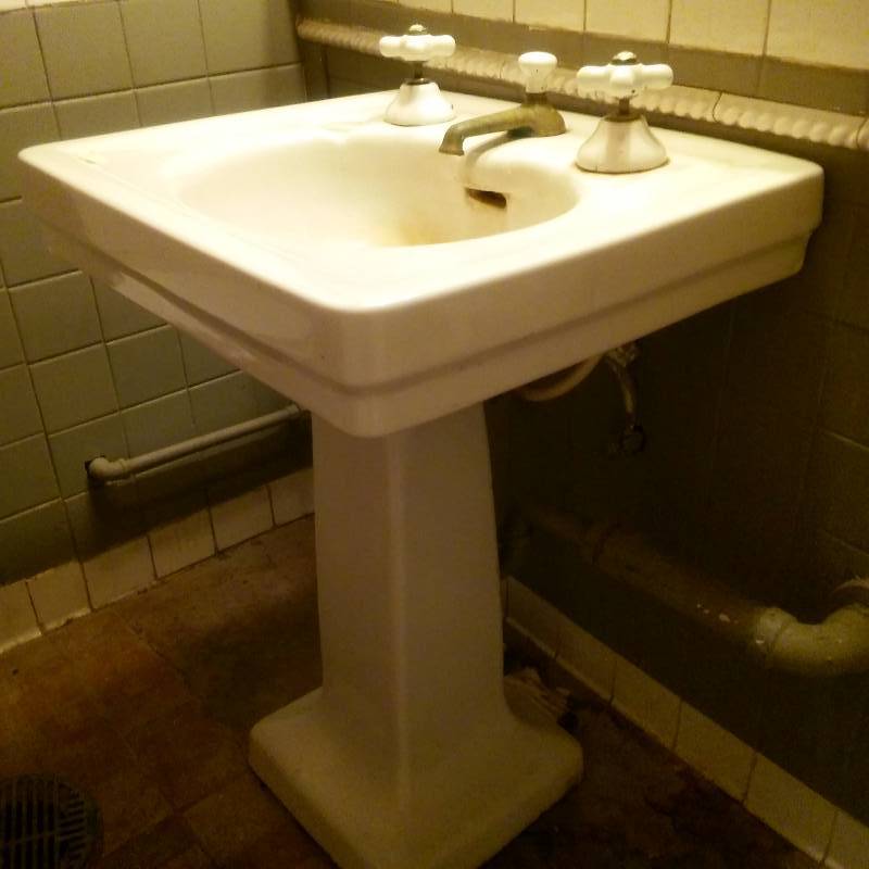 lot 879 image: Early century pedestal sink