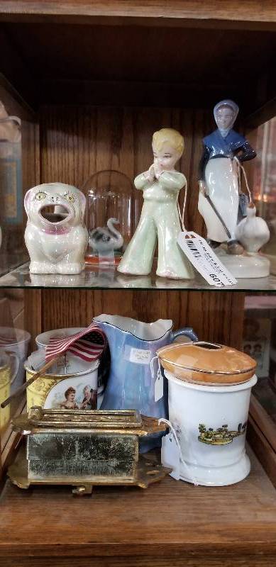 lot 607 image: Assorted ceramics