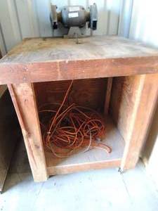 lot 376 image: Bench grinder mounted to rolling tablecart  with storage area below