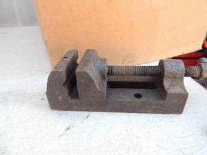 lot 374 image: Small vise 2 mouth 2 x 6