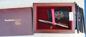lot 382 image: Barrington Executive pen  Raytheon Aircraft presentation box with refills