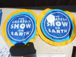 lot 402 image: Hats Greatest Show on Earth x 2 and bags