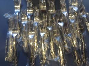 lot 325 image: Distinction Deluxe by Oneida HH - Stainless  NIP  - Dinner forks x 19