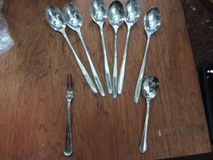 lot 307 image: Supreme silverplate Ice  tea spoons x 6  & Seafood fork no marking and Oneida sugar shell