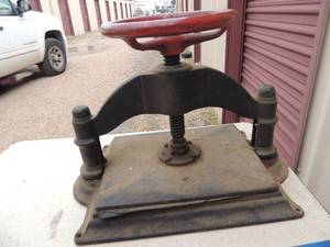 lot 345 image: Hand crank press 19x13x13 HEAVY