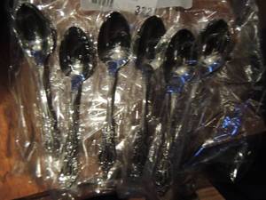 lot 322 image: Distinction Deluxe by Oneida HH - Stainless  NIP  -Teaspoons x 6