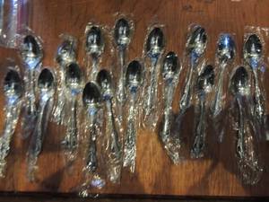 lot 304 image: Distinction by Oneida HH teaspoons x 17