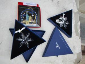 lot 42 image: Statue of liberty ornament, 2 Swarovski star ornaments from 2010 and 2015