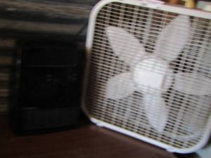 lot 40 image: Lesko box fan and a table fan