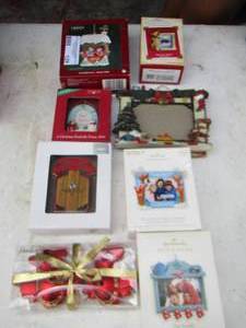 lot 129 image: Christmas hanging ornaments and photo frame ornaments