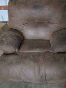 lot 60 image: Large over sized Recliner by Cat Napper needs cleaned