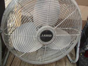 lot 108 image: yellow work shop light, extension cord and fan