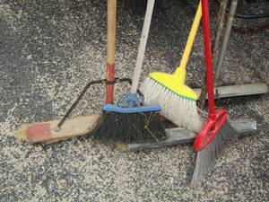 lot 113 image: lot of push brooms and household brooms