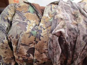 lot 117 image: Mens Pela camo jacket large- Columbian sports jacket x large- Cabellas camo bottom up long sleeve hunting wear