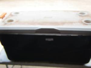 lot 121 image: large blue Coleman ice chest needs cleaned, drain plug stopper missing