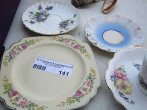 lot 141 image: mini plates and 1 tea cup
