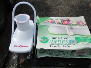 lot 165 image: Wlton trim and turn ultra cake turntable - Slice- O- Matic