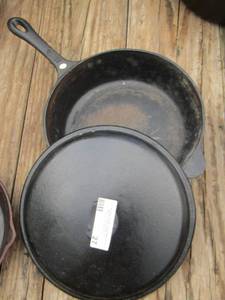 lot 27 image: Heuck classic covered cast iron skillet