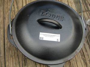 lot 5 image: Lodge brand covered cast iron handled pot