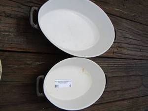 lot 4 image: 2 gold coast casserole dishes