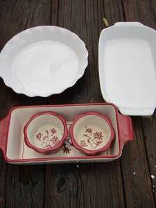lot 167 image: Essential homes baking dish with 2 matching bowls, red pie plate, wck casserole dish