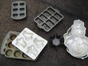 lot 170 image: aluminum baking pans and jell molds