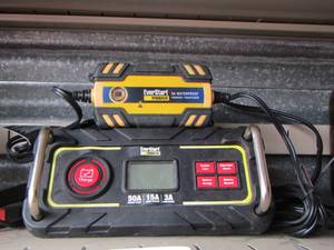 lot 39 image: Everstart maxx battery starter with charger