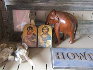 lot 188 image: howdy wall sign - wooden elephant - western photo frame - 2 angel dcor