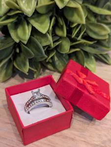 lot 53 image: NEW - Princess Cut EVAN Stone Classic Engagement Ring and Wedding Band Set (Size 7)