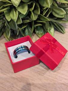 lot 54 image: NEW - Atlantic Back Ridge Mens Wedding Band (Size 10)
