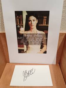 lot 206 image: Monnica Bellucci Autographed Index Card with Commemorative Photo