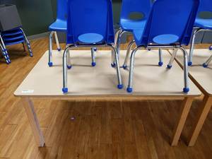 lot 506 image: Wood w Laminate Top Rectangle Classroom Table w 4 Chairs