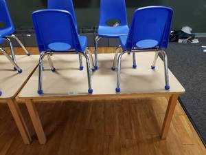 lot 507 image: Wood w Laminate Top Rectangle Classroom Table w 4 Chairs