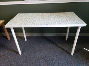 lot 19 image: White Ikea Linnmon Table