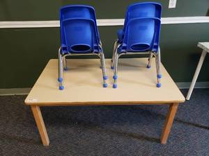 lot 20 image: Wood w Laminate Top Rectangle Classroom Table w 4 Chairs