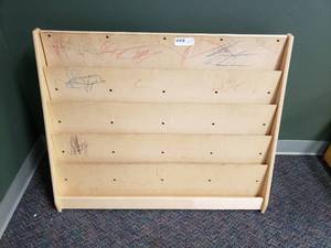 lot 26 image: Wooden 5-Shelf Upright Classroom Library Book Shelf