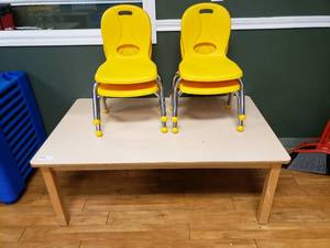 lot 35 image: Wood w Laminate Top Rectangle Classroom Table w 4 Chairs