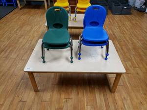 lot 38 image: Wood w Laminate Top Rectangle Classroom Table w 4 Chairs