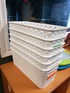 lot 41 image: Lot of 6 Plastic 13 Storage Baskets