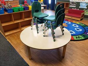 lot 56 image: Wood w Laminate Top Round Classroom Table w 6 Chairs
