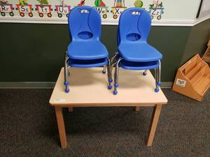 lot 57 image: Wood w Laminate Top Rectangle Classroom Table w 4 Chairs